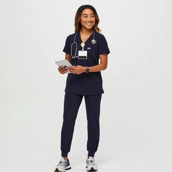 Figs Scrubs One Pocket Top and Zamora Joggers Set in Navy - XS/XSP - Picture 1 of 14